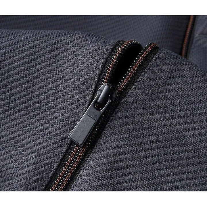 Uomo mostra tuta sportiva elegante, abbigliamento versatile per il guardaroba maschile moderno.