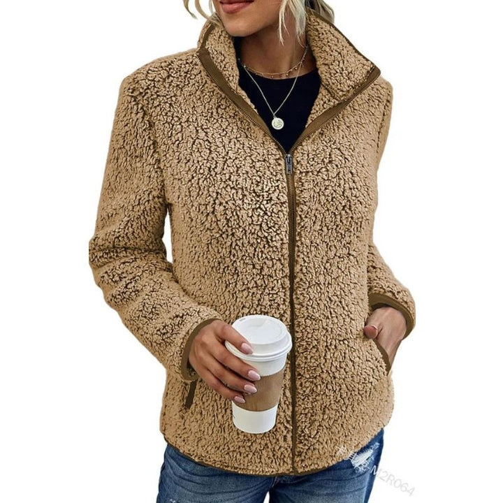 Dettaglio texture giacca in pile donna. Calda, elegante e resistente, ideale per affrontare l'inverno con stile.