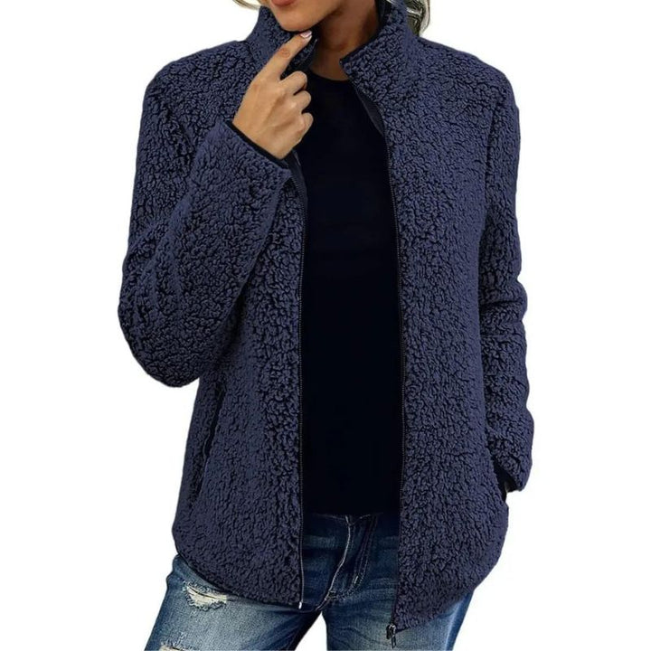 Donna sorridente che indossa giacca invernale in pile. Moda donna autunnale, comfort e stile senza compromessi.