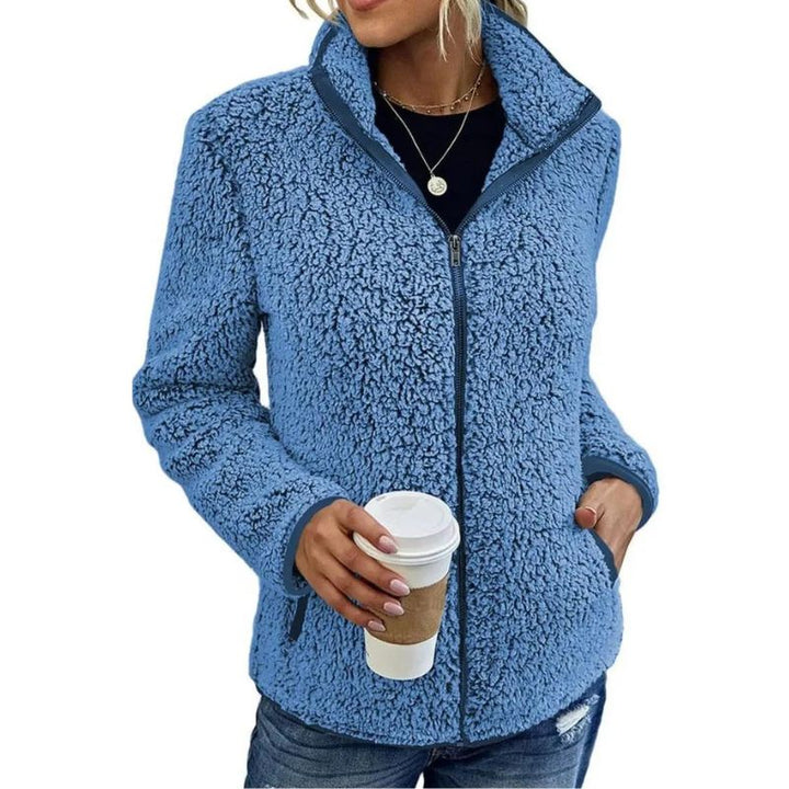 Giacca da donna in pile, colore neutro. Capo invernale elegante e versatile, perfetto per look casual o chic.
