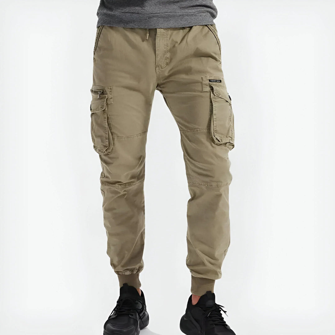 Pantaloni cargo verdi da uomo, stile casual e vestibilità comoda, un capo essenziale per l'abbigliamento maschile.