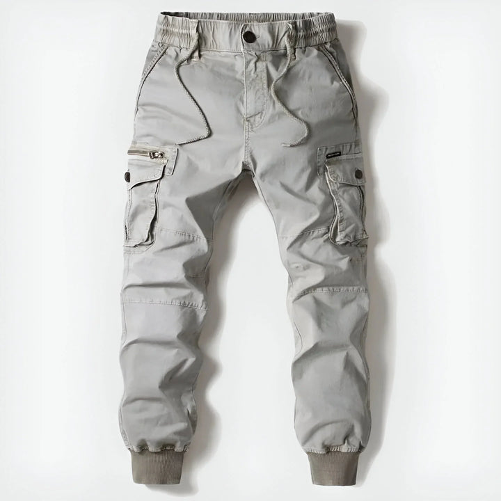 Pantaloni cargo casual da uomo grigi, stile urbano multitasche, perfetti per un look funzionale quotidiano.