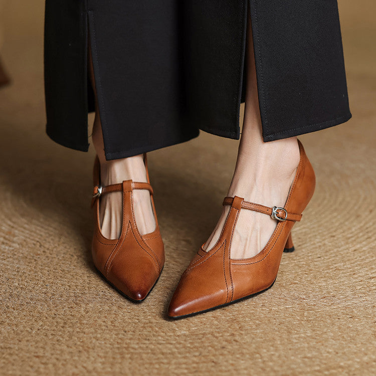 Scarpe da sera marroni con punta affusolata e tacco a spillo sottile. Pumps classiche per un look sofisticato.