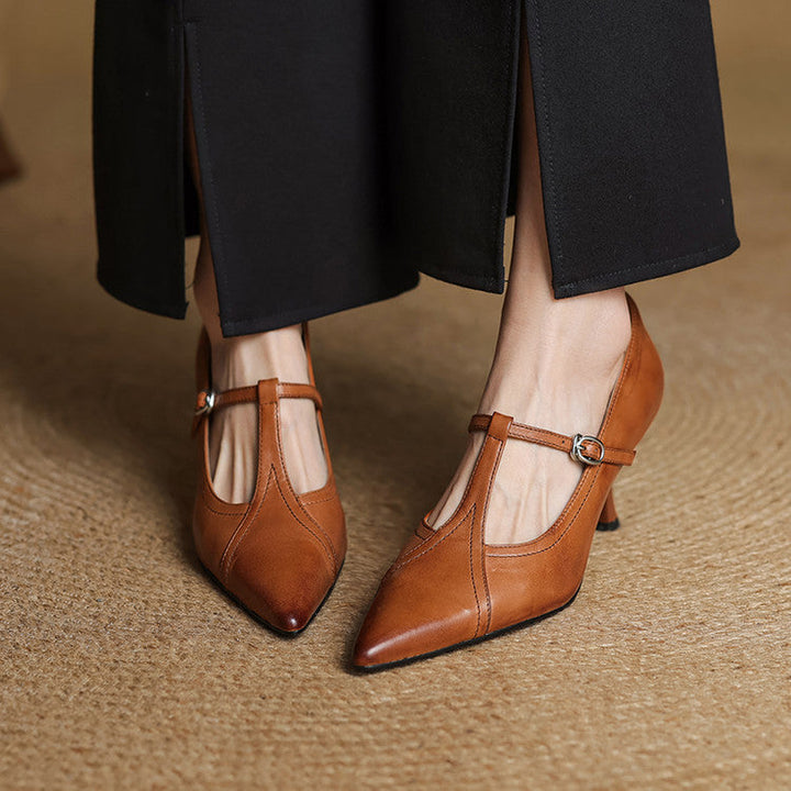 Scarpe da sera marroni con punta affusolata e tacco a spillo sottile. Pumps classiche per un look sofisticato.