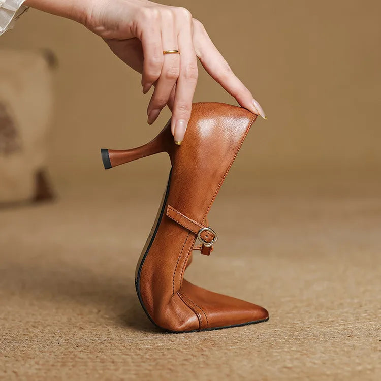 Scarpe eleganti donna, décolleté con tacco a spillo. Design classico con cinturino T-bar per un tocco di moda.