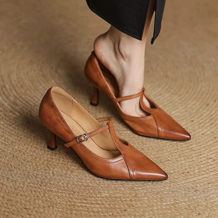 Calzature femminili eleganti marroni, con tacco a spillo. Stile classico e raffinato, perfette per ogni occasione.
