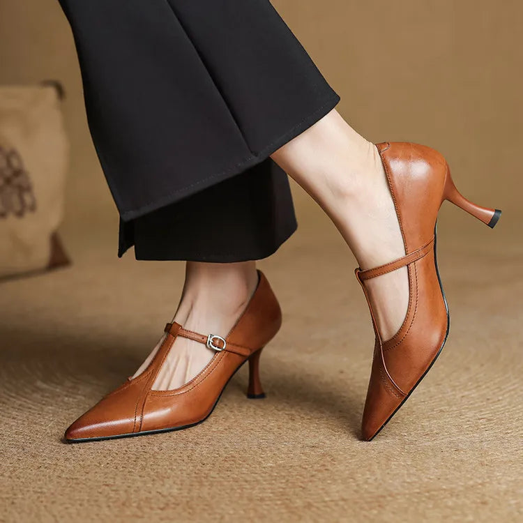Tacchi donna eleganti neri con punta a spillo e cinturino T-bar. Perfetti per serate speciali e cerimonie.
