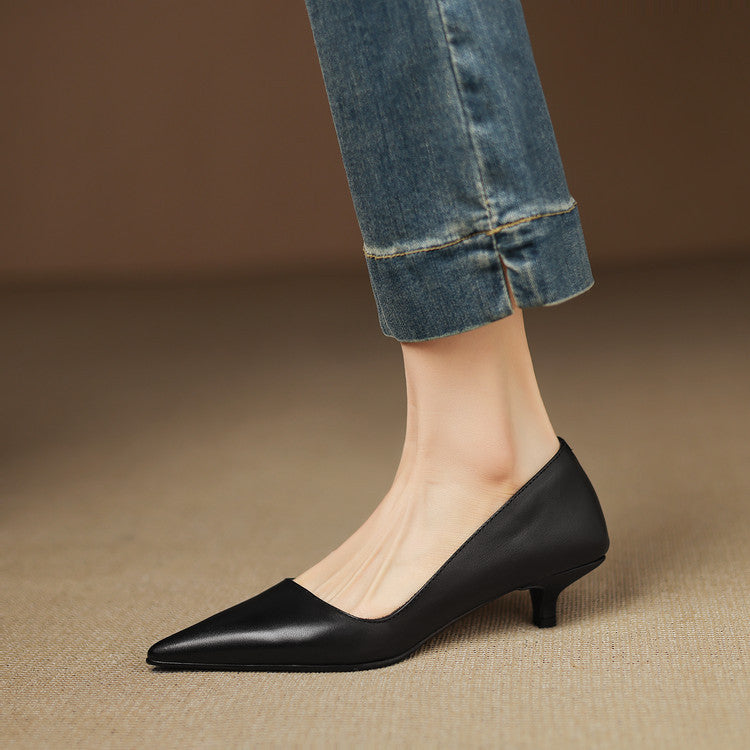 Dettaglio tacco a spillo fine. Décolleté a punta donna, scarpe eleganti con stile e comfort.