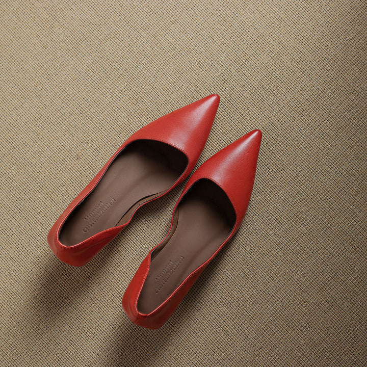Scarpe eleganti décolleté a punta beige. Tacchi a spillo donna versatili per primavera e autunno.