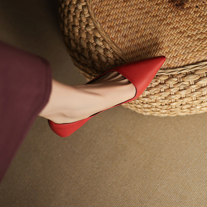 Moda donna: décolleté a punta rosse. Tacchi a spillo classici e colorati per un tocco di stile.