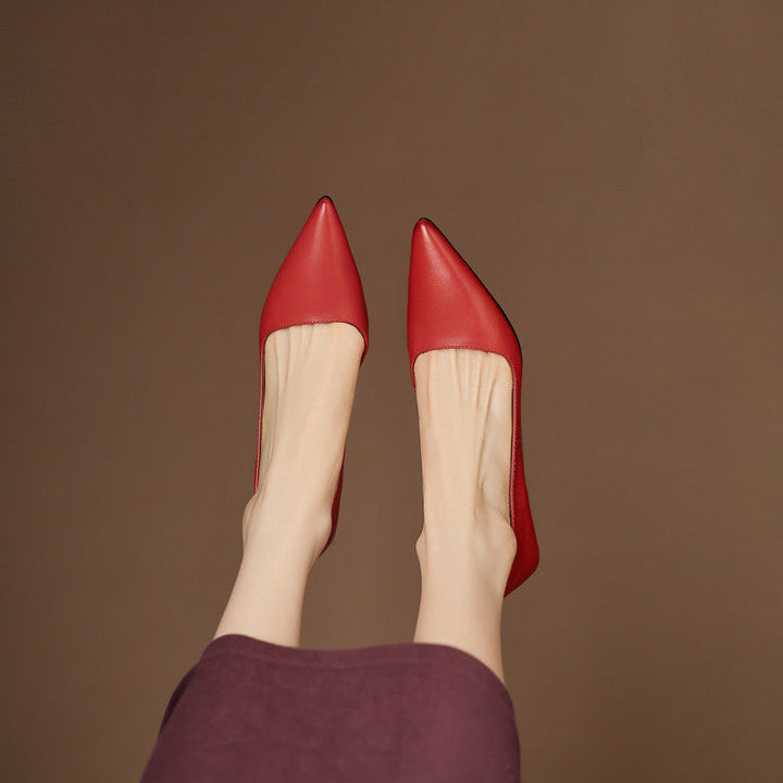 Tacchi a spillo donna in pelle lucida. Décolleté a punta neri, simbolo di eleganza e stile classico.