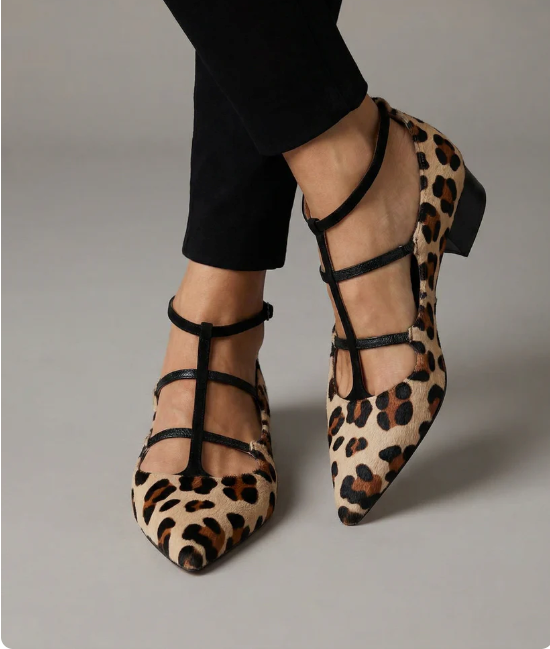 Scarpe donna animalier con cinturini a T, tacco basso comodo. Perfette per un look casual chic e alla moda.