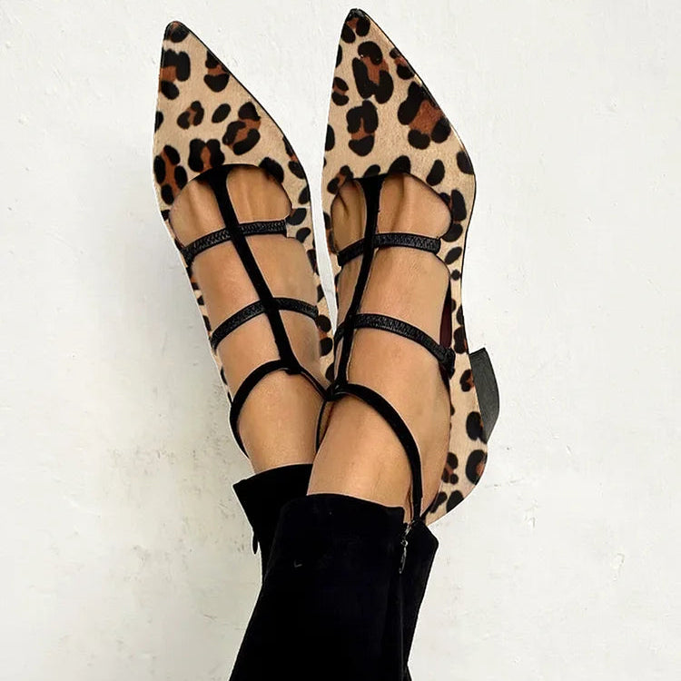 Scarpe donna eleganti leopardate con cinturini a T e punta affusolata. Tacco basso, ideali per moda primavera estate.