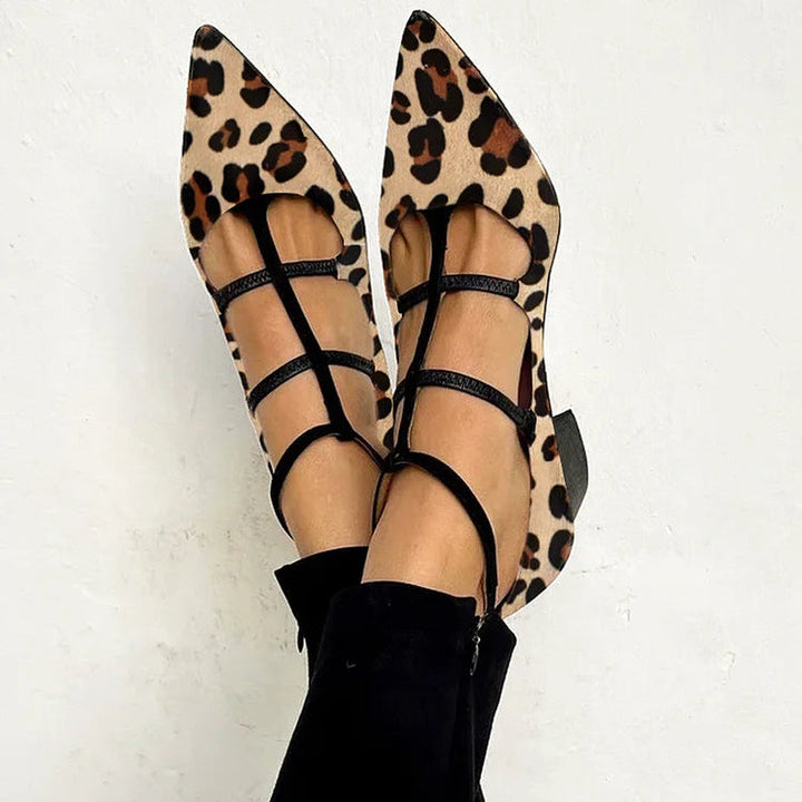 Scarpe donna eleganti leopardate con cinturini a T e punta affusolata. Tacco basso, ideali per moda primavera estate.