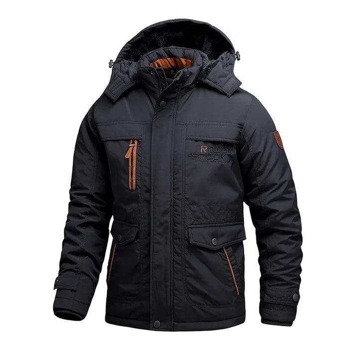 Uomo con giacca invernale tattica blu navy per trekking. Impermeabile, antivento e calda per l'esterno.