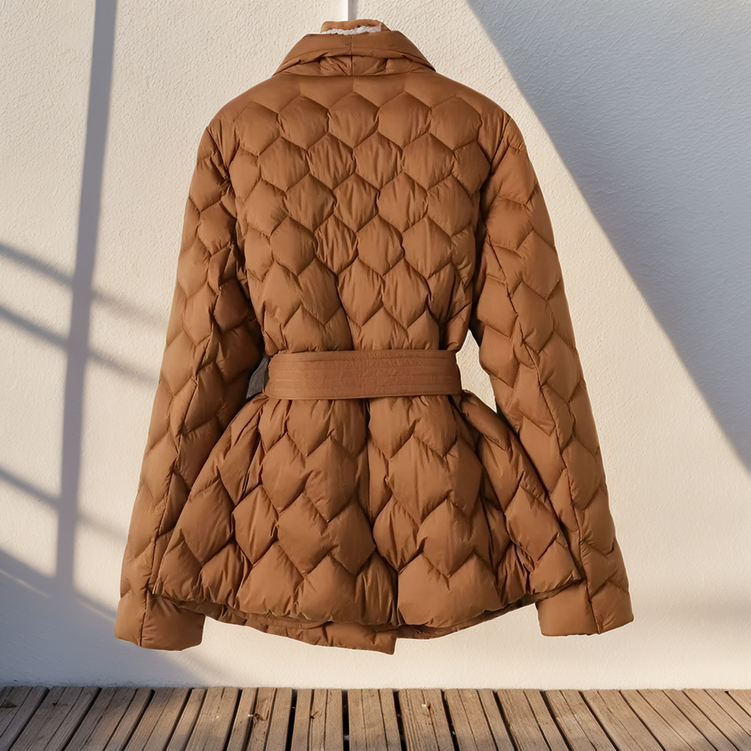 Dettaglio texture giacca trapuntata nera da donna, calda e chic. Perfetta per autunno/inverno.