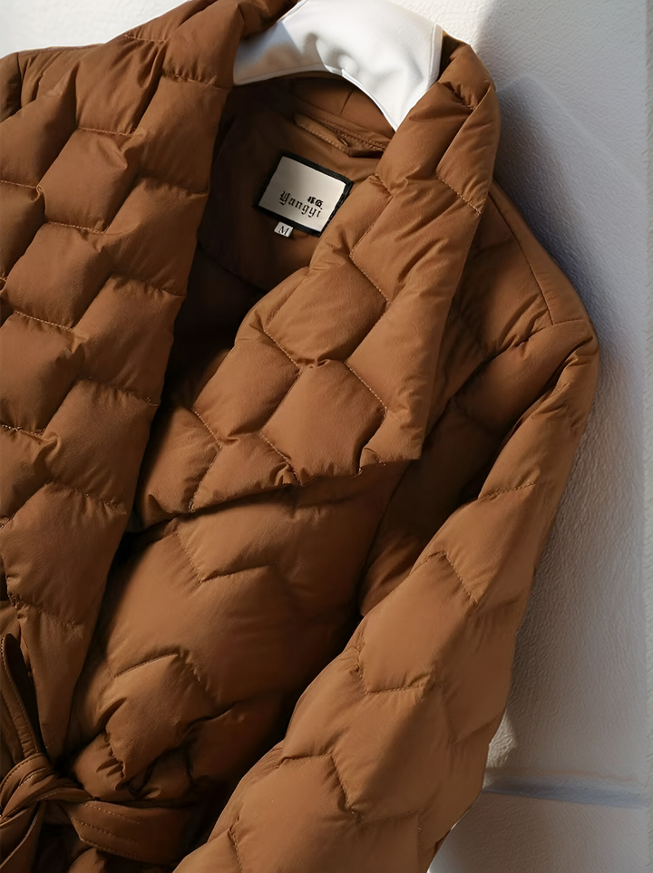 Donna con giacca trapuntata nera, calda ed elegante. Ideale per look autunnali e invernali versatili.