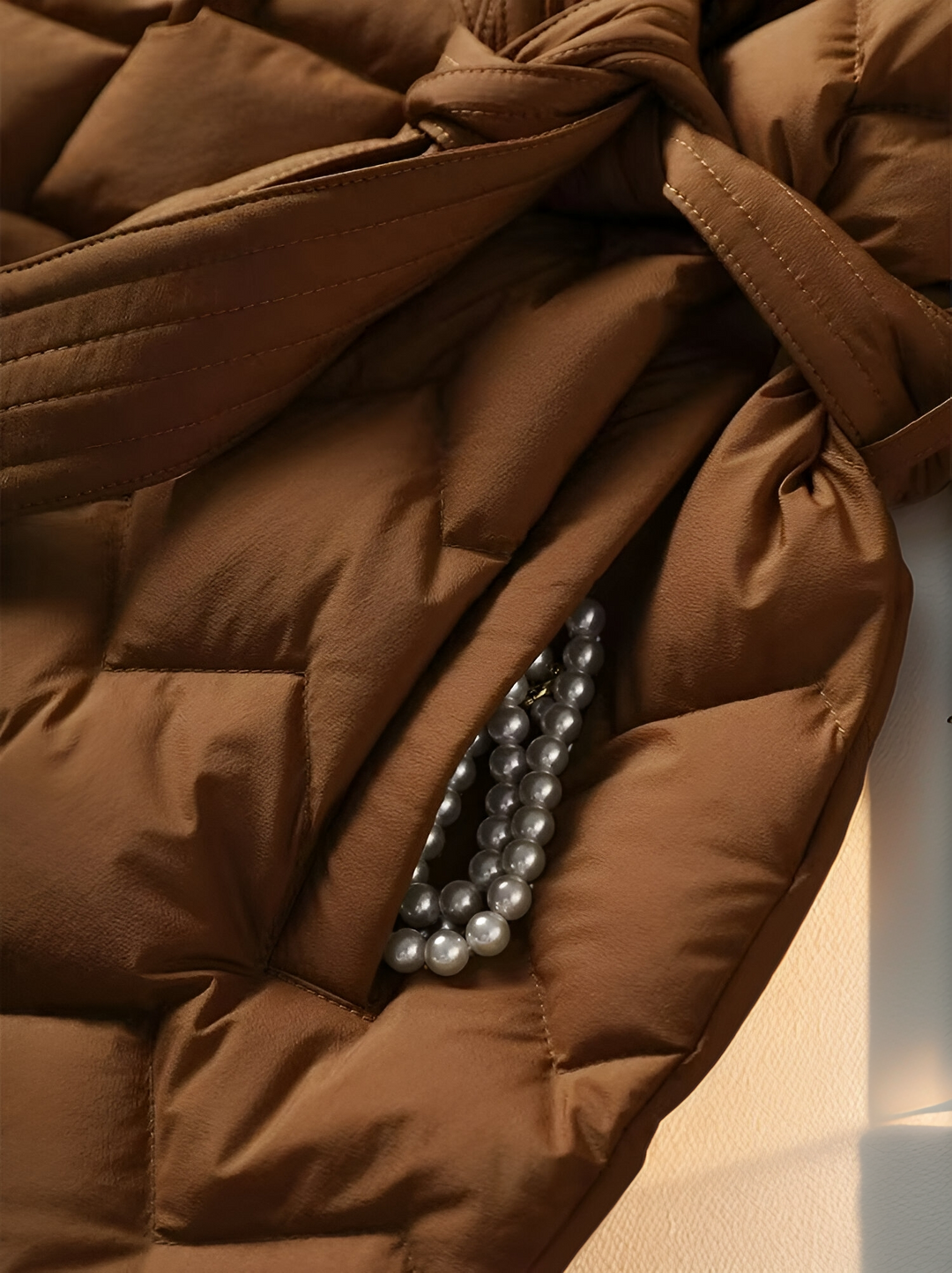 Giacca trapuntata da donna color caramello, calda, elegante e versatile per l'autunno/inverno.