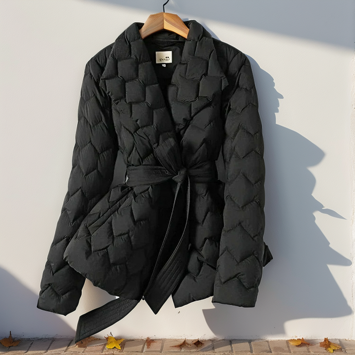 Giacca trapuntata da donna nera, taglio elegante e vestibilità versatile. Ideale per abbigliamento casual invernale.