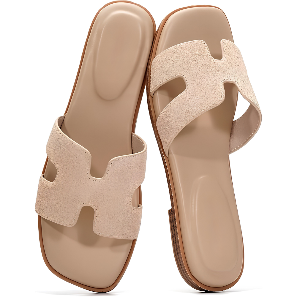 Sandali donna Tessa indossati, mostrano eleganza e comfort, ideali per piedi grandi e moda estiva.
