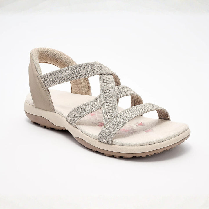 Dettaglio sandali donna intrecciati color naturale. Scarpe estive alla moda, ideali per look casual-chic.