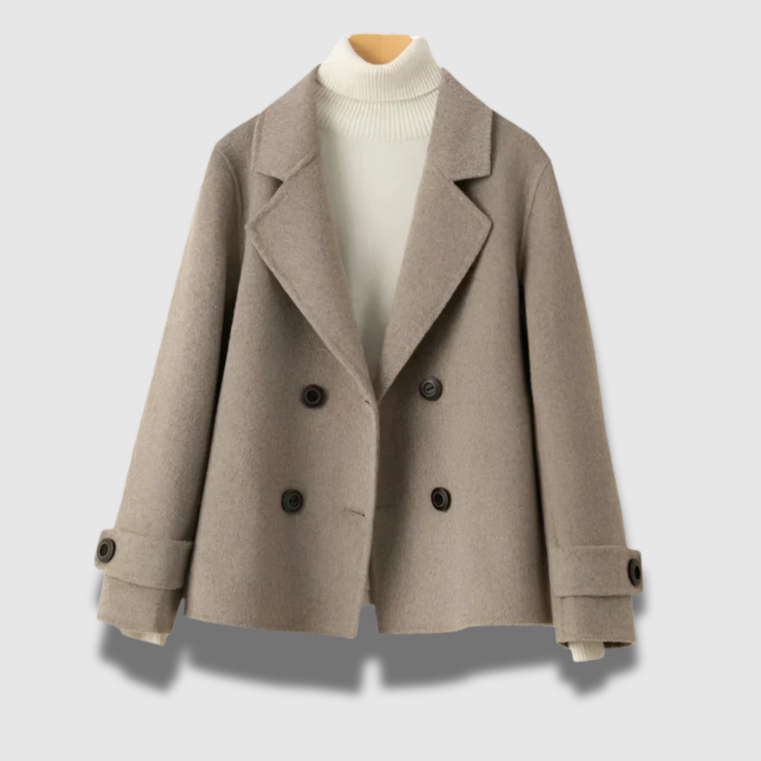 Elegante blazer sartoriale femminile, design moderno. Giacca donna per un outfit impeccabile.