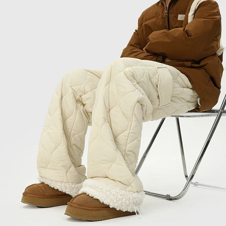 Pantaloni uomo trapuntati con vita elastica e comfort foderato, ideali per tempo libero e relax.