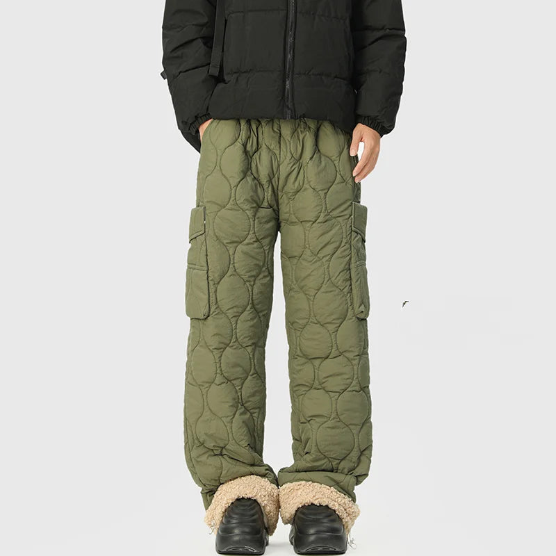 Pantaloni uomo eleganti con ampia vestibilità, trapuntati e foderati per massimo comfort all'esterno.