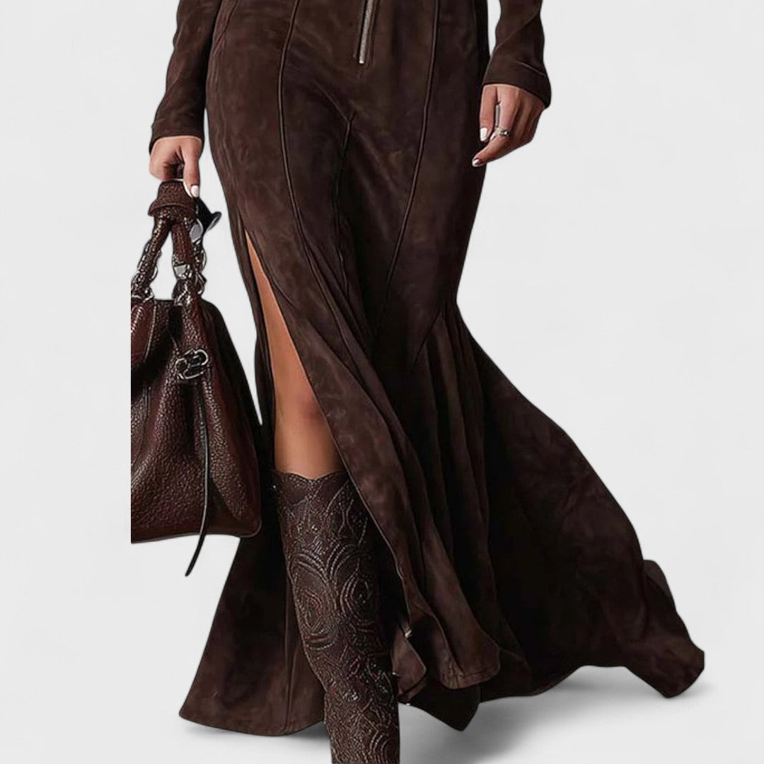 Vestito lungo donna elegante marrone scuro, zip frontale, cintura in vita e spacco, ideale per moda femminile.