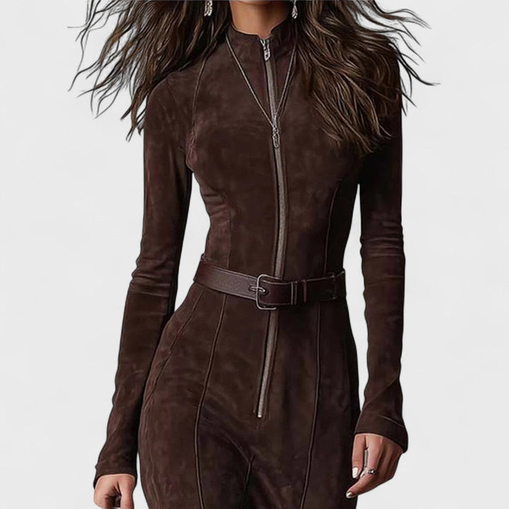 Abito lungo elegante marrone scuro con zip, cintura e spacco. Vestito donna perfetto per un look casual chic.