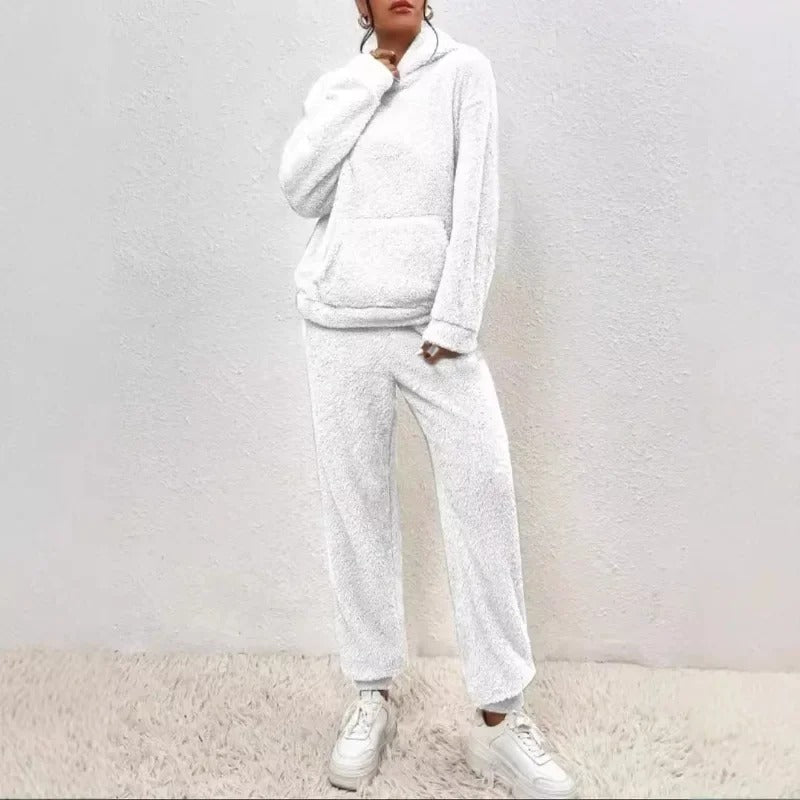 Set completo donna moda relax, felpa con cappuccio e jogger morbidi, abbigliamento casual invernale confortevole.