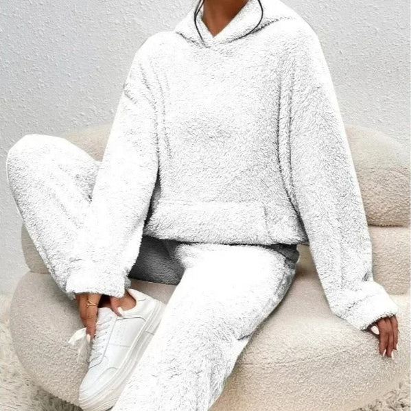 Completo casual donna con felpa con cappuccio e pantaloni jogger, perfetto per relax o tempo libero.