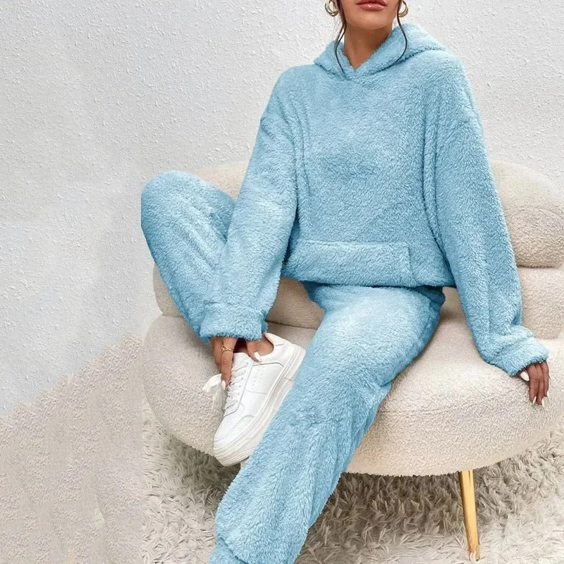 Completo donna ultra morbido: felpa con cappuccio e jogger per un look invernale confortevole e alla moda.