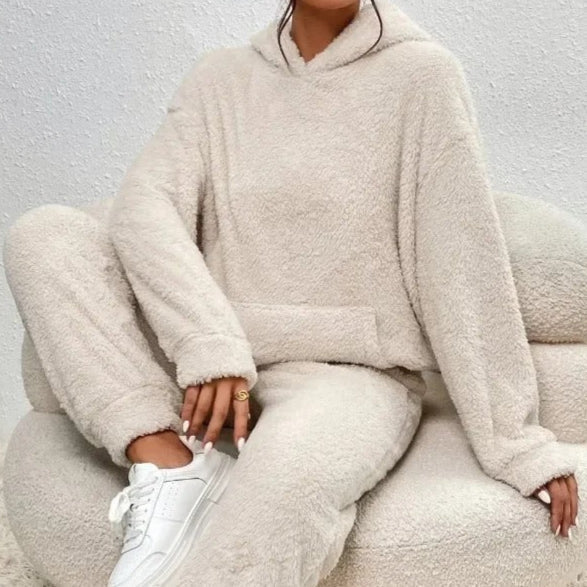 Completo invernale donna morbido: felpa con cappuccio e jogger, loungewear casual per comfort e relax.
