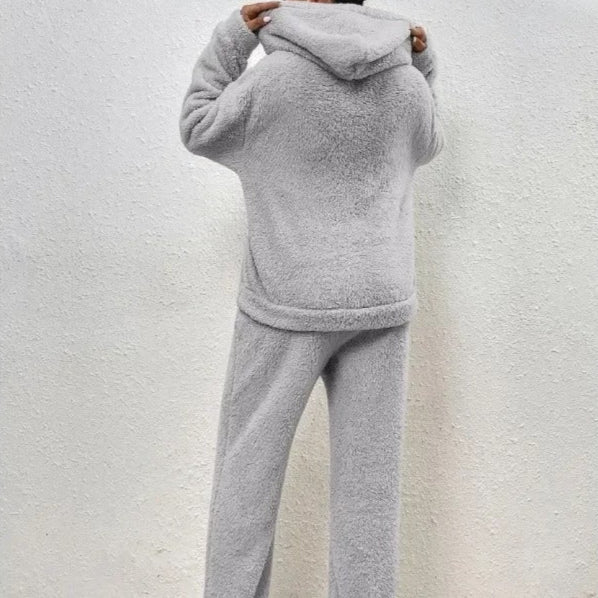 Loungewear donna completo invernale: felpa con cappuccio e jogger morbidi per massima comodità e stile.