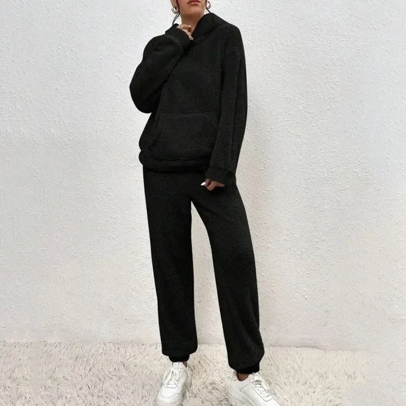 Set coordinato donna in felpa, jogger morbidi, ideale per abbigliamento casa e look confortevole invernale.