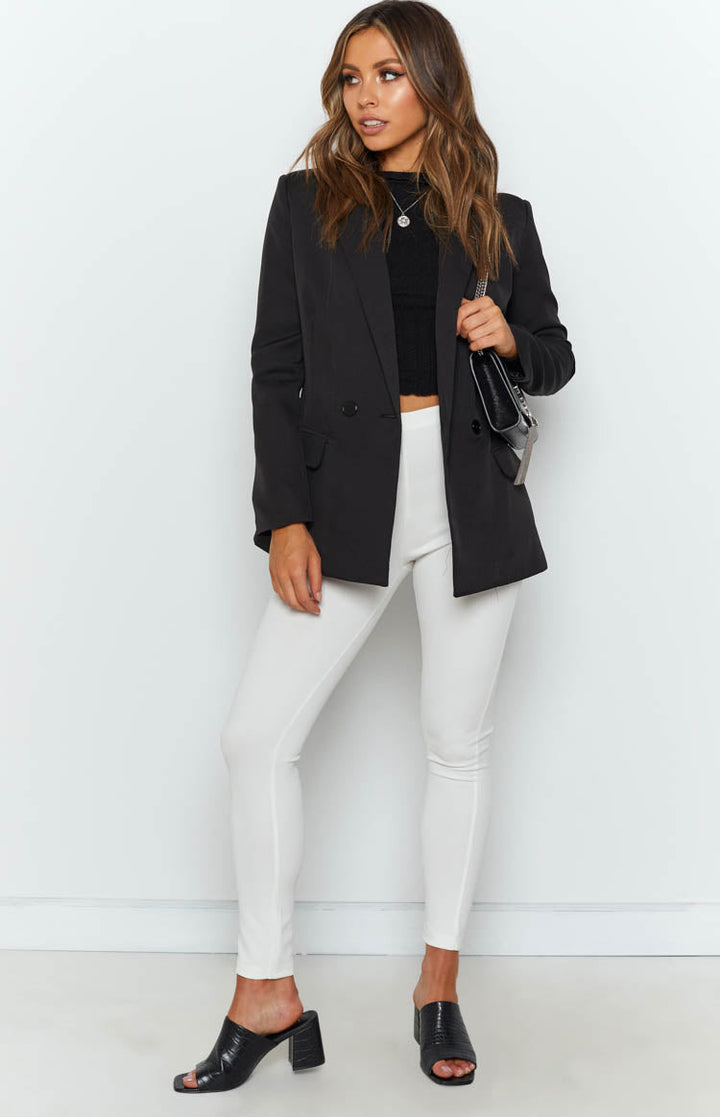 Moda maschile: jeans neri a gamba larga, stile urbano rilassato con zip. Pantaloni comodi e alla moda per lui.