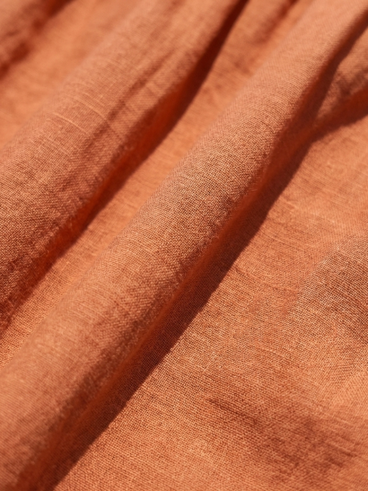 Abito maxi da donna arancione a balze con maniche corte. Abbigliamento estivo leggero, perfetto per la spiaggia.