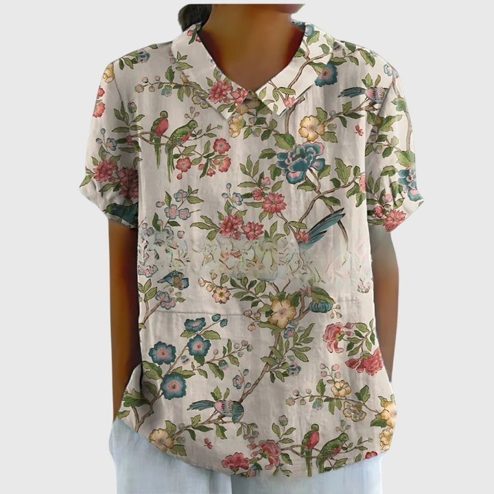 Blusa donna floreale per la primavera, stile casual chic, con maniche corte e colletto, molto comoda.