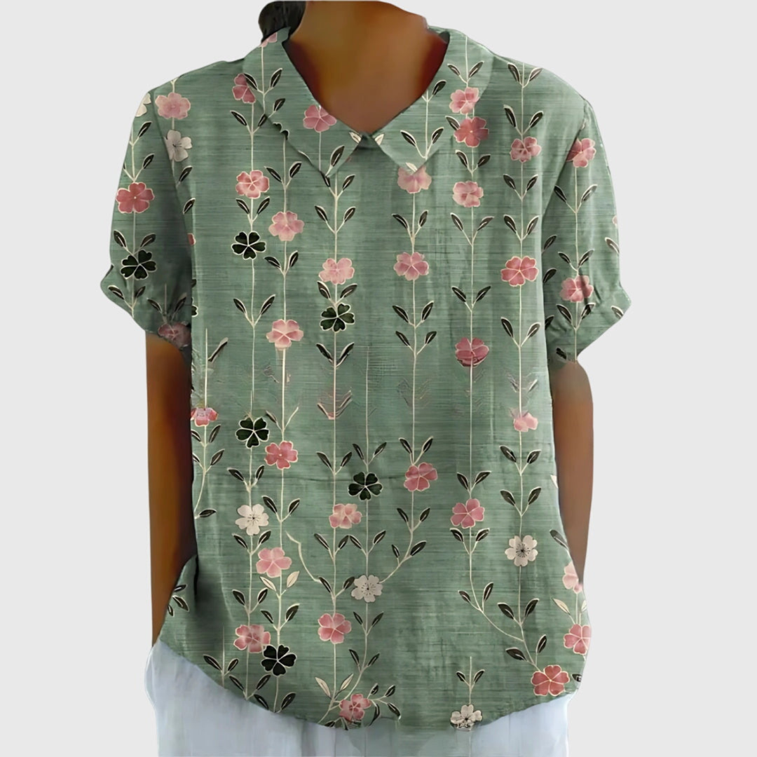Blusa donna con motivo floreale vivace, colletto e maniche corte, per un look fresco e alla moda.