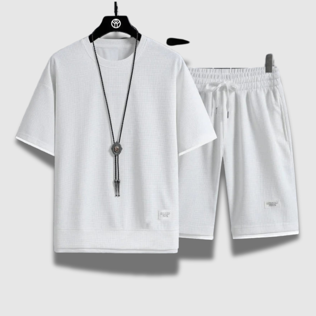 Outfit casual uomo: set estivo con camicia leggera e pantaloncini, ideale per giornate di relax e comfort.
