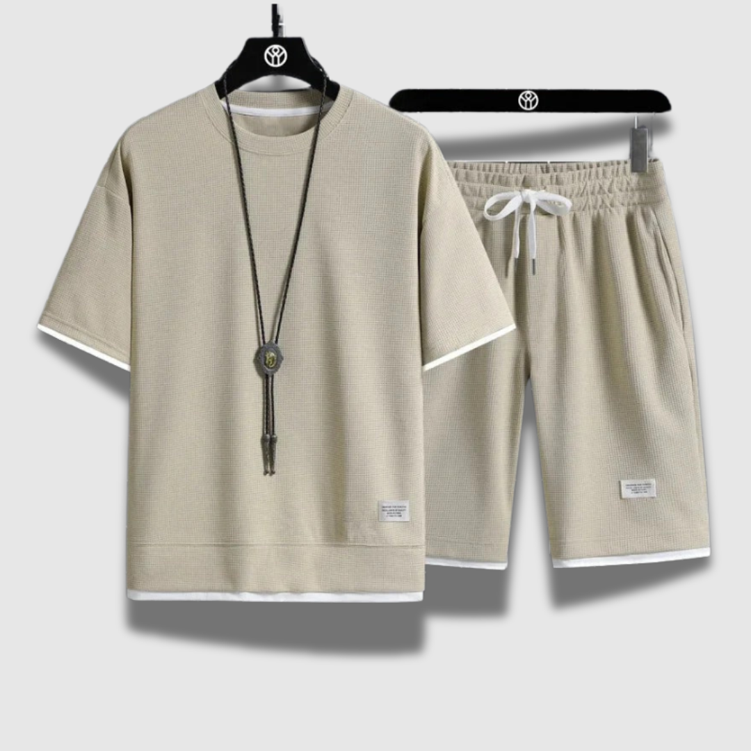 Abbigliamento uomo estivo: set camicia e pantaloncini per un look casual, fresco e confortevole.