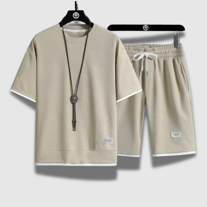 Abbigliamento uomo estivo: set camicia e pantaloncini per un look casual, fresco e confortevole.