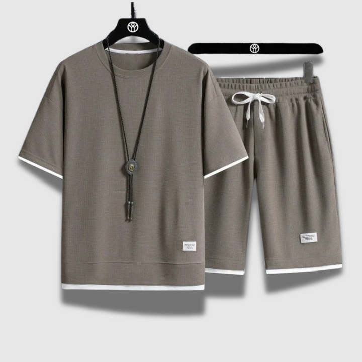 Set estivo traspirante uomo: camicia e pantaloncini casual per un look comodo e alla moda in ogni occasione.