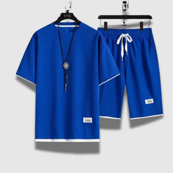 Set completo uomo estivo: camicia a maniche corte e pantaloncini casual, per comfort e stile sotto il sole.