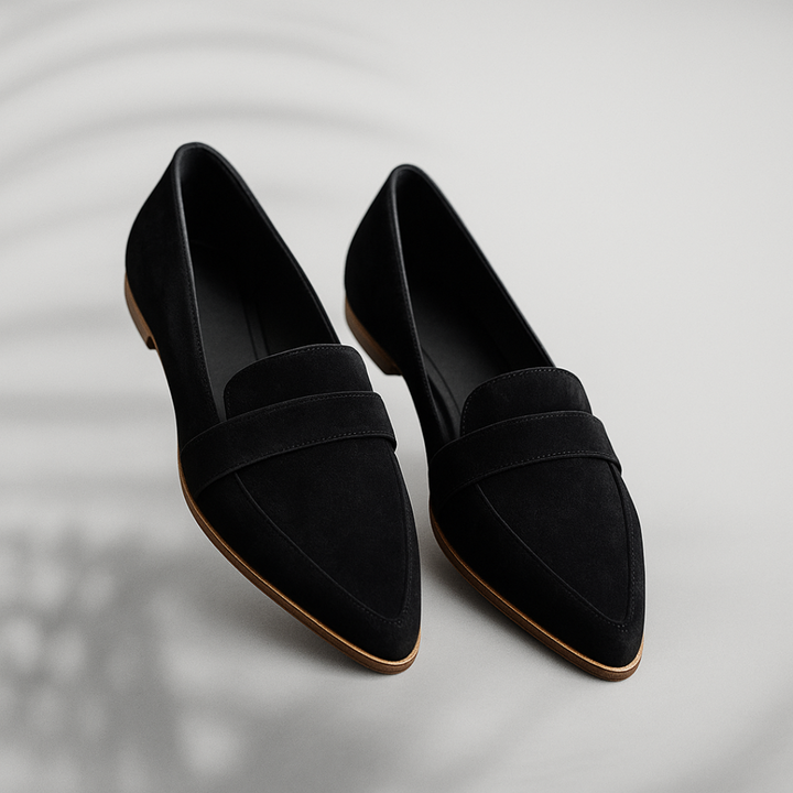 Mocassini donna neri eleganti con punta affusolata, ideali per look chic e versatili.