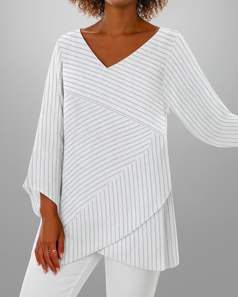Top donna elegante con righe diagonali a strati e maniche a pipistrello. Perfetto per outfit casual chic o ufficio.