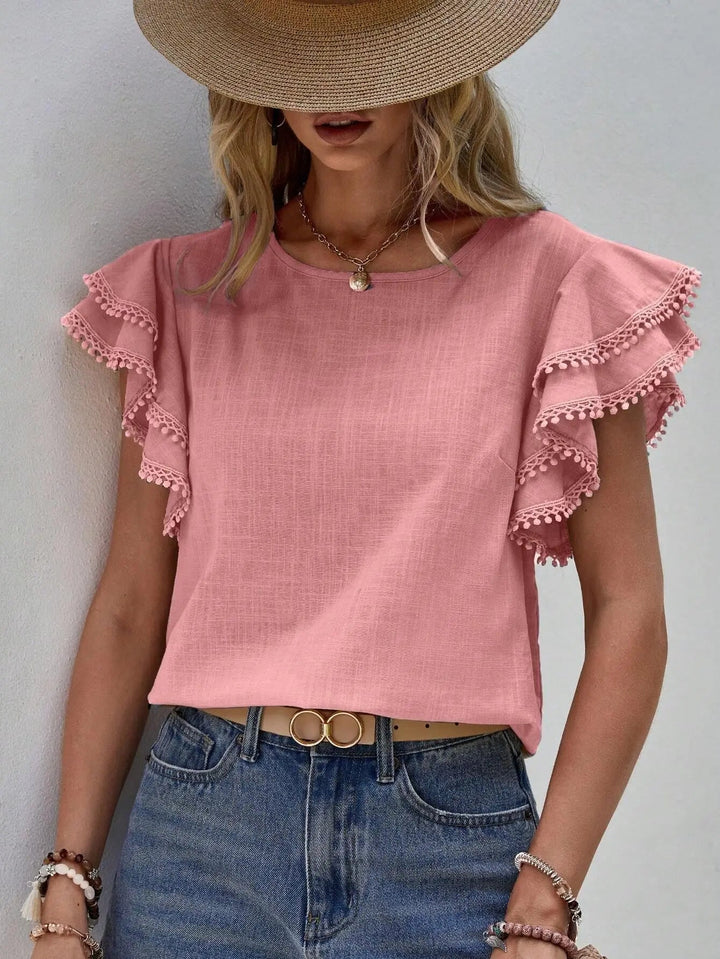Top donna girocollo a vestibilità morbida, con delicate maniche a volant e stile romantico. Perfetto per l'estate.