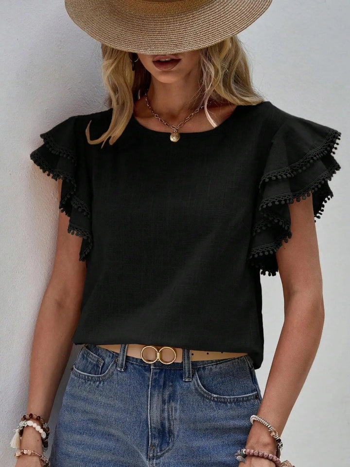 Abbigliamento femminile: top estivo donna con maniche a volant, dettagli con pompon per un tocco romantico.
