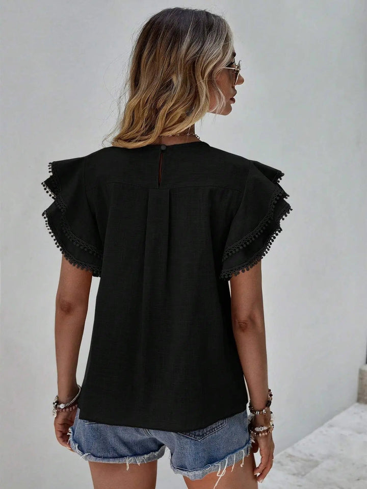 Moda donna primavera estate: elegante top casual con maniche a volant e pompon, vestibilità comoda.